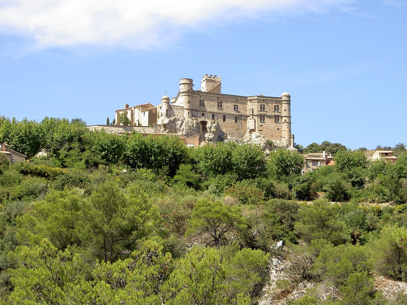 Die Burg von Le Barroux überragt das Dorf