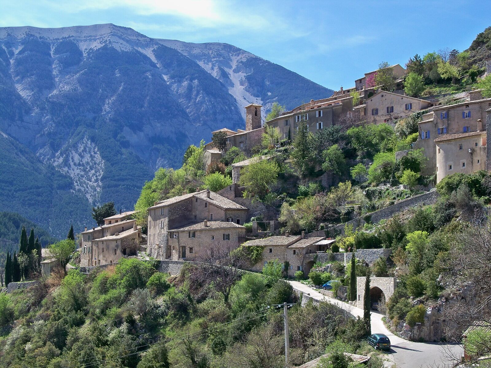 Das Dorf Brantes am Hang, gegenüber dem Ventoux