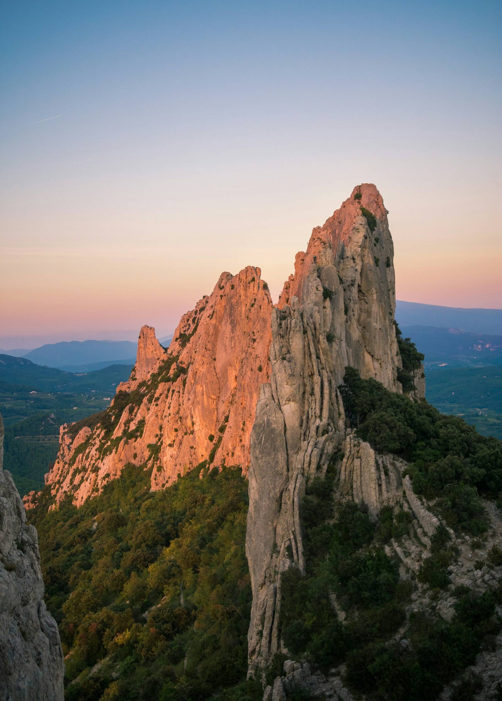 Die Dentelles de Montmirail bei Sonnenuntergang