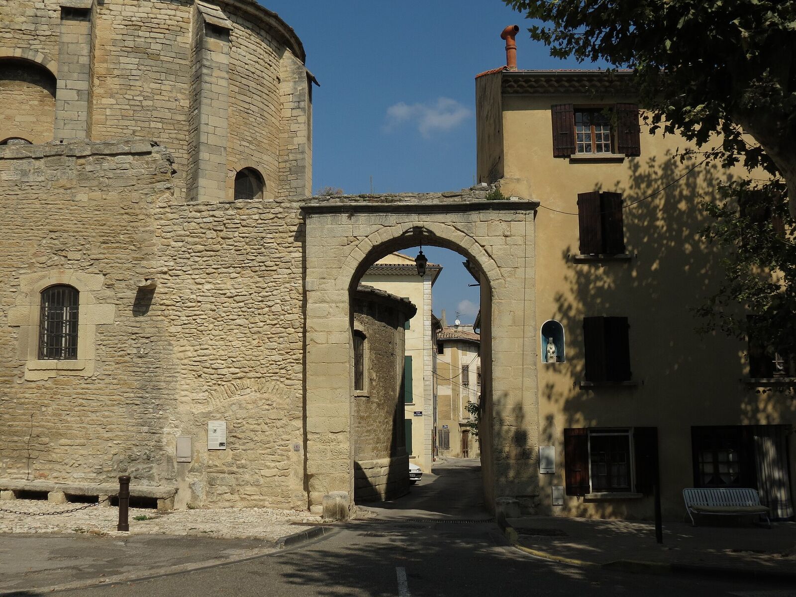 De Saint-Michelkerk van Malaucène en een poort in de oude stadsmuur