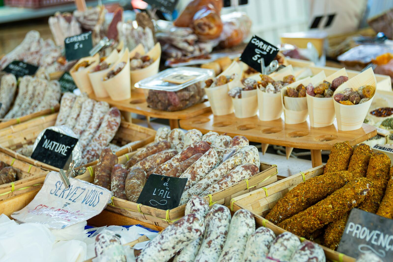 Marktstand mit Wurstwaren und Spezialitäten
