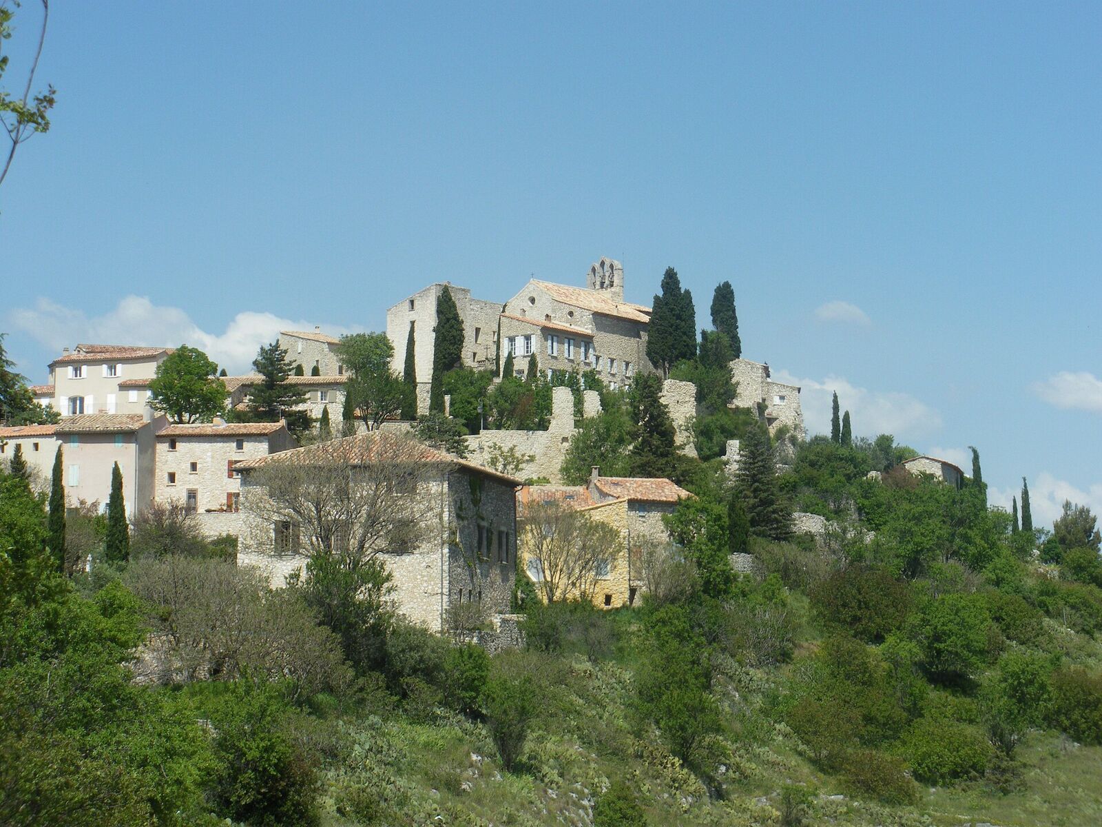 Méthamis on its hill, gathered around its church