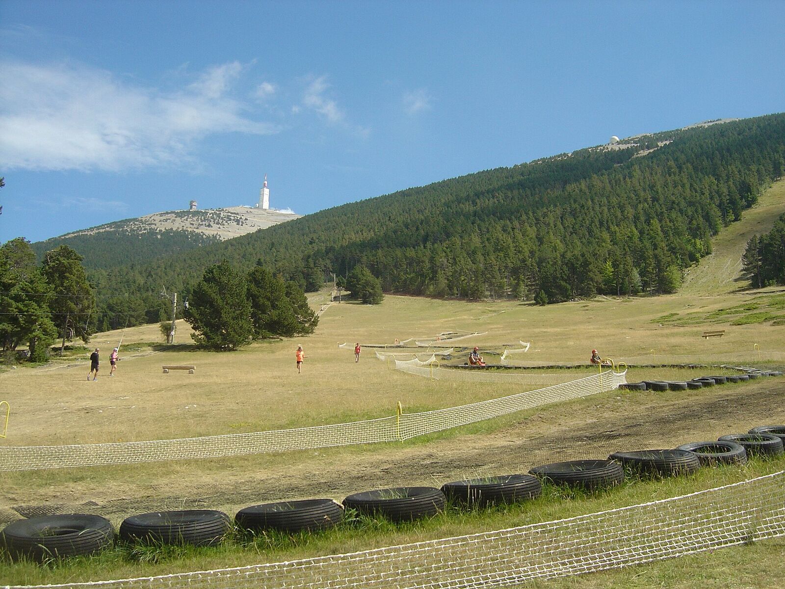 Les pentes de la station du Mont Serein, le sommet du Ventoux au loin