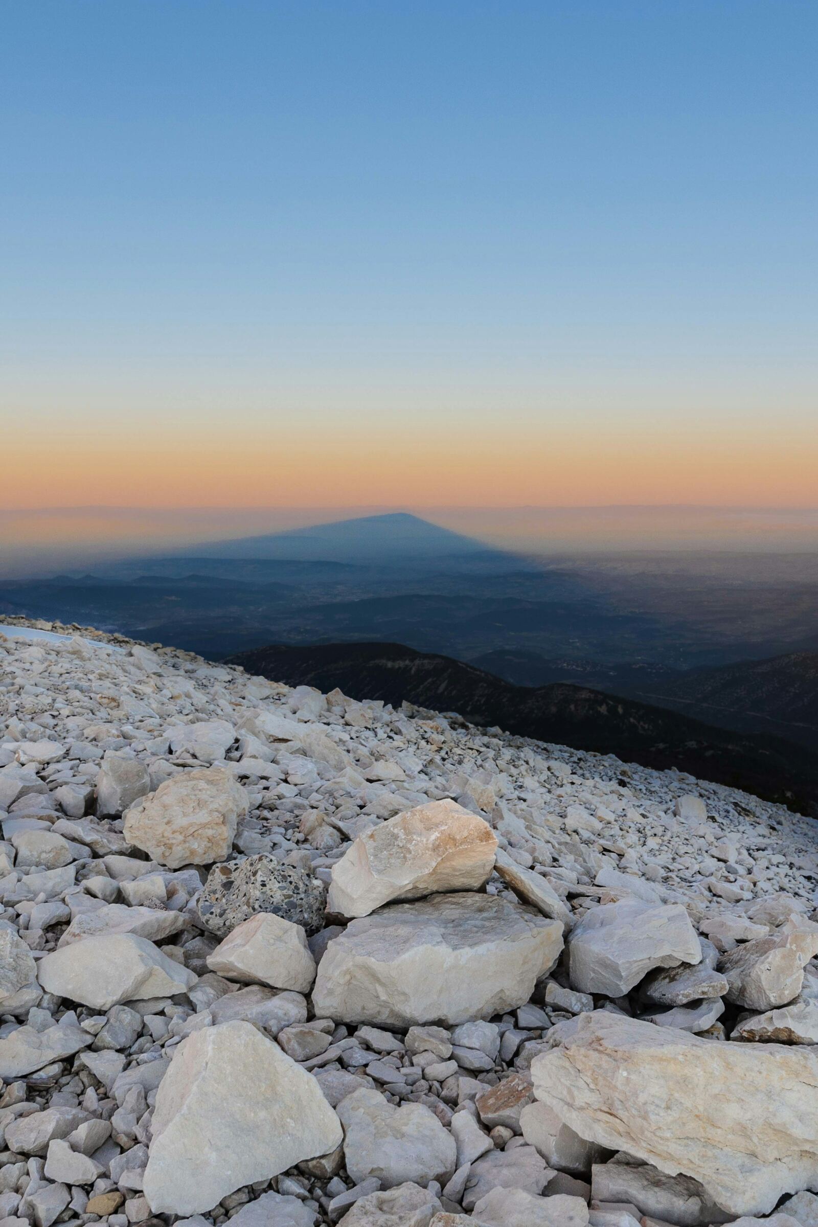 Der Schatten des Ventoux fällt bei Sonnenuntergang auf die Ebene