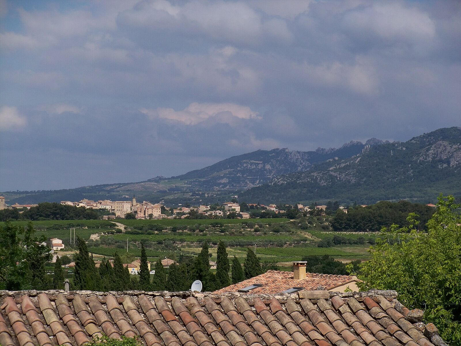 The Dentelles de Montmirail seen from Saint-Pierre-de-Vassols