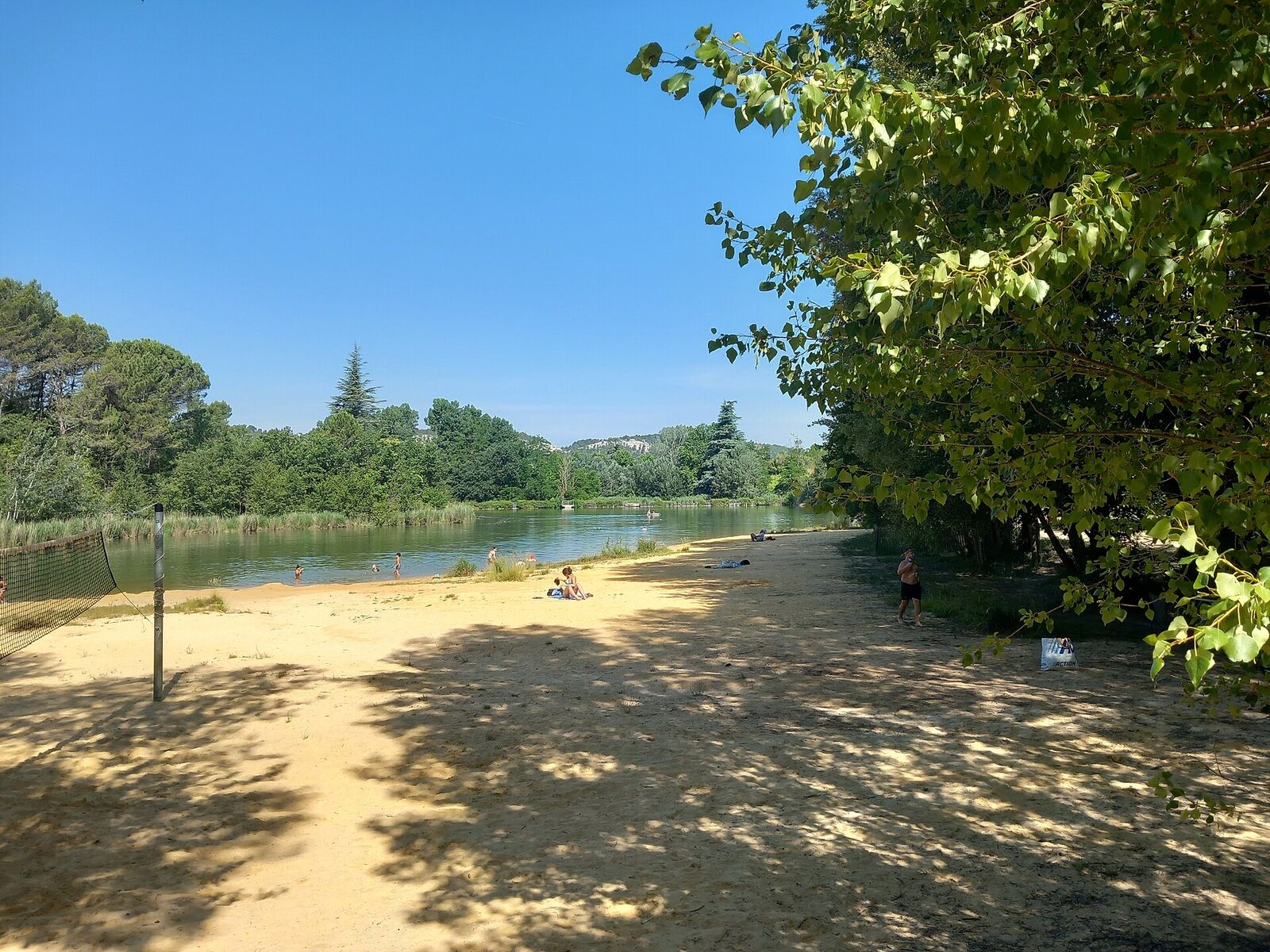 La plage de sable du plan d'eau des Salettes, à Mormoiron
