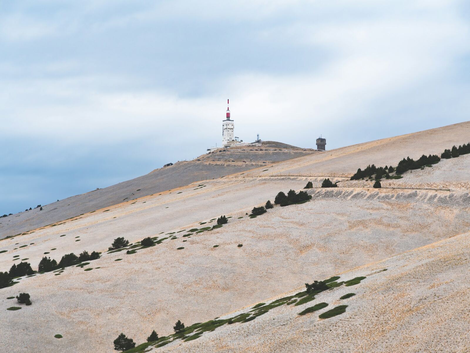 Les pentes du sommet du Ventoux et la route