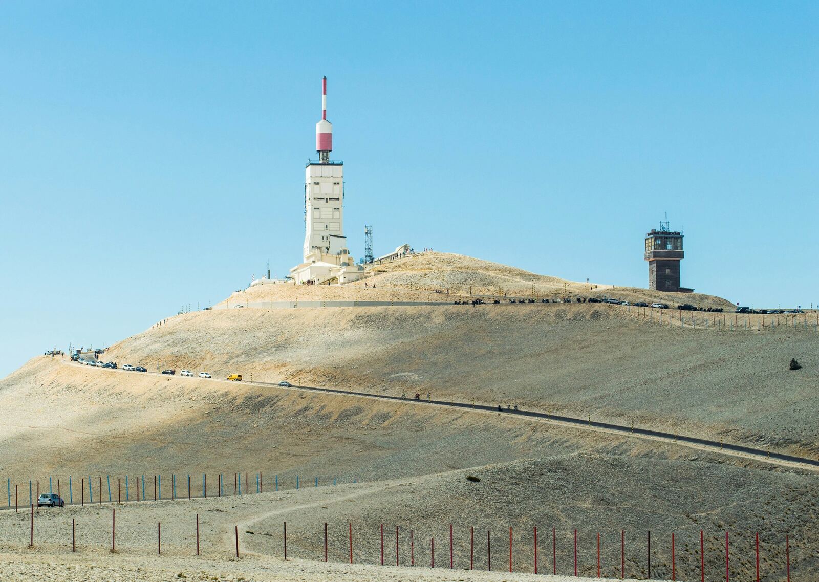 Der Turm des Observatoriums auf dem Gipfel des Ventoux