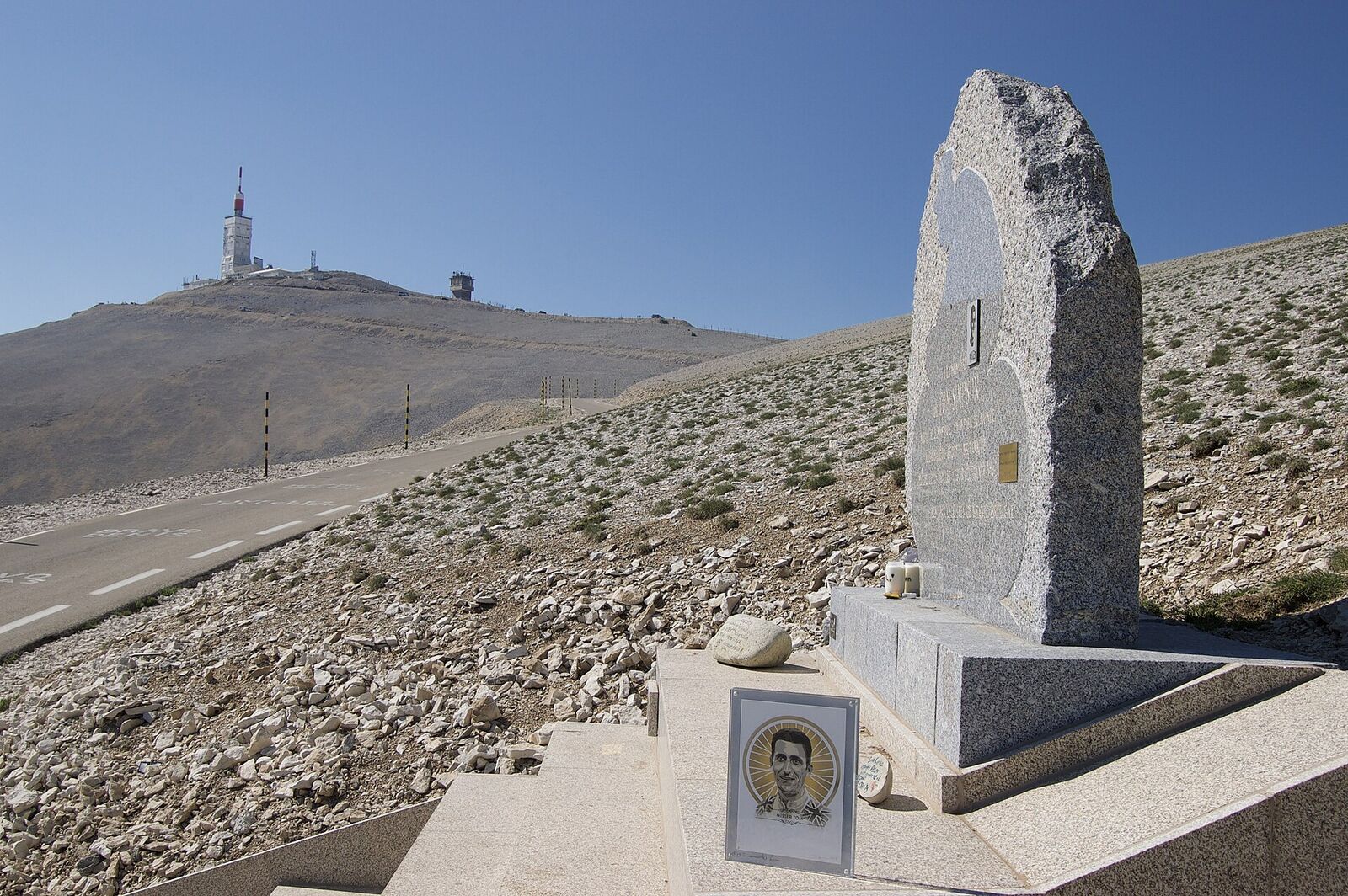 La stèle Tom Simpson sur les pentes pelées du Ventoux, l'observatoire du sommet au loin