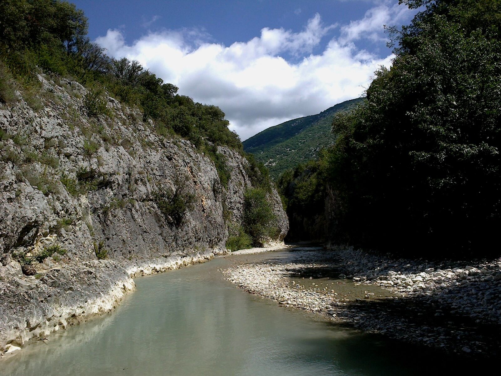 Der Toulourenc am Fuß der Felswände, in der Schlucht bei Veaux