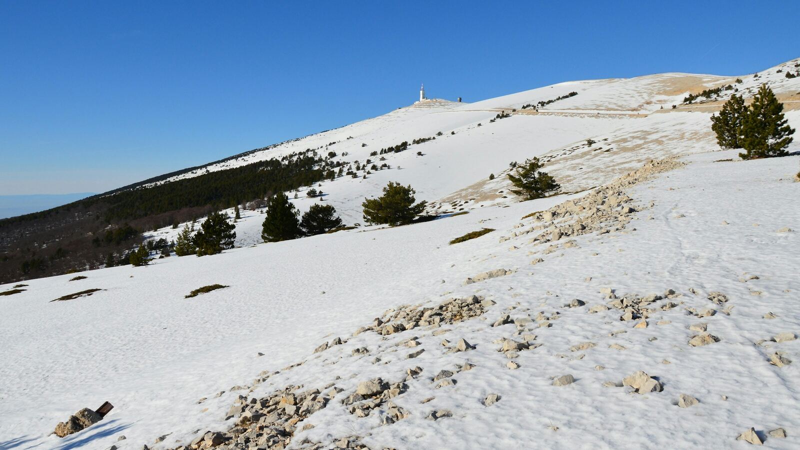 Le Ventoux sous la neige, l'observatoire au loin